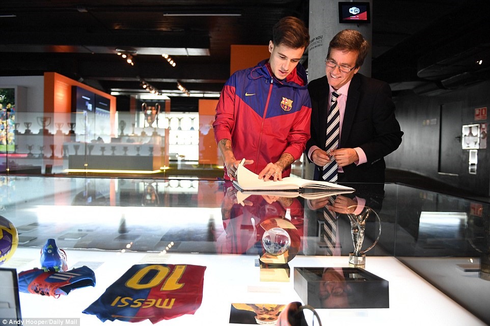 Coutinho xem khu trưng bày những kỉ vật của Lionel Messi - huyền thoại sống của Barcelona. Ảnh: Daily Mail.