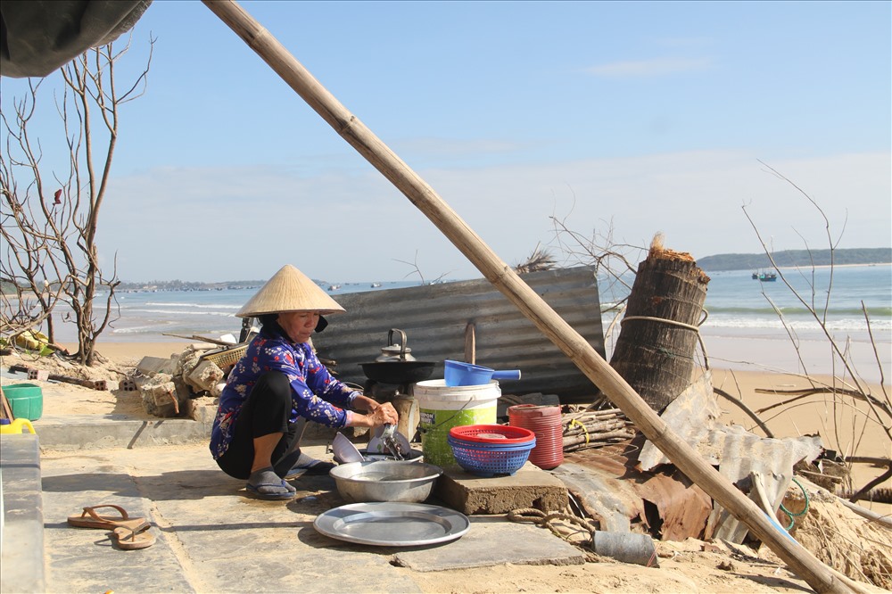 Khu phố Long Thủy (xã An Phú, thành phố Tuy Hòa) hiện có hơn 200 hộ dân đang sinh sống, trong đó có khoảng 70 hộ dân nằm trong phạm vi nguy hiểm, có nguy cơ bị triều cường đánh sập nhà cửa bất cứ lúc nào.