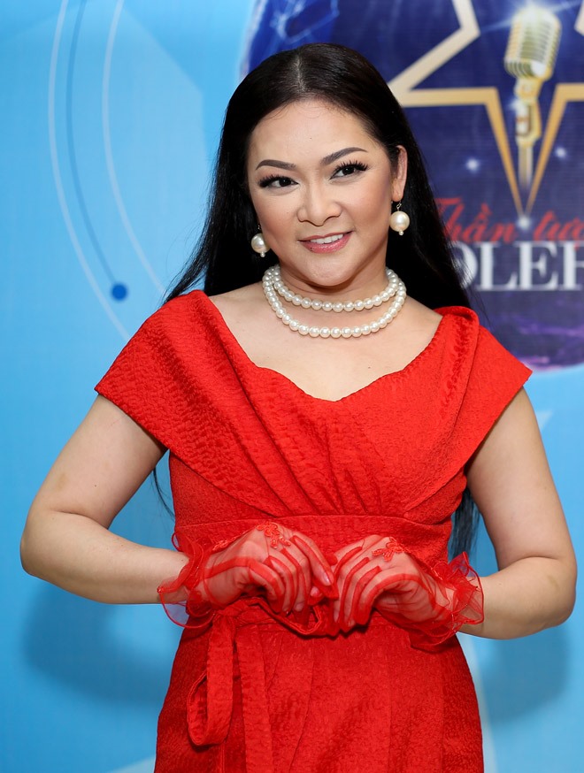 Như Quỳnh diện bộ váy đỏ nổi bật, đây cũng là lần đầu tiên nữ ca sĩ nhận lời làm giám khảo cho một chương trình truyền hình trong suốt 25 năm hoạt động nghệ thuật. Ảnh: Windy Nguyễn
