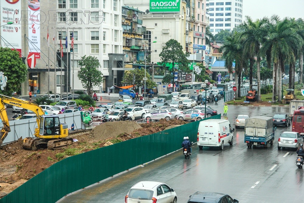 Công trường đang thi công sử dụng rào chắn thu hẹp bớt lòng đường khiến đường Nguyễn Chí Thanh ùn tắc trong sáng nay (9.1).