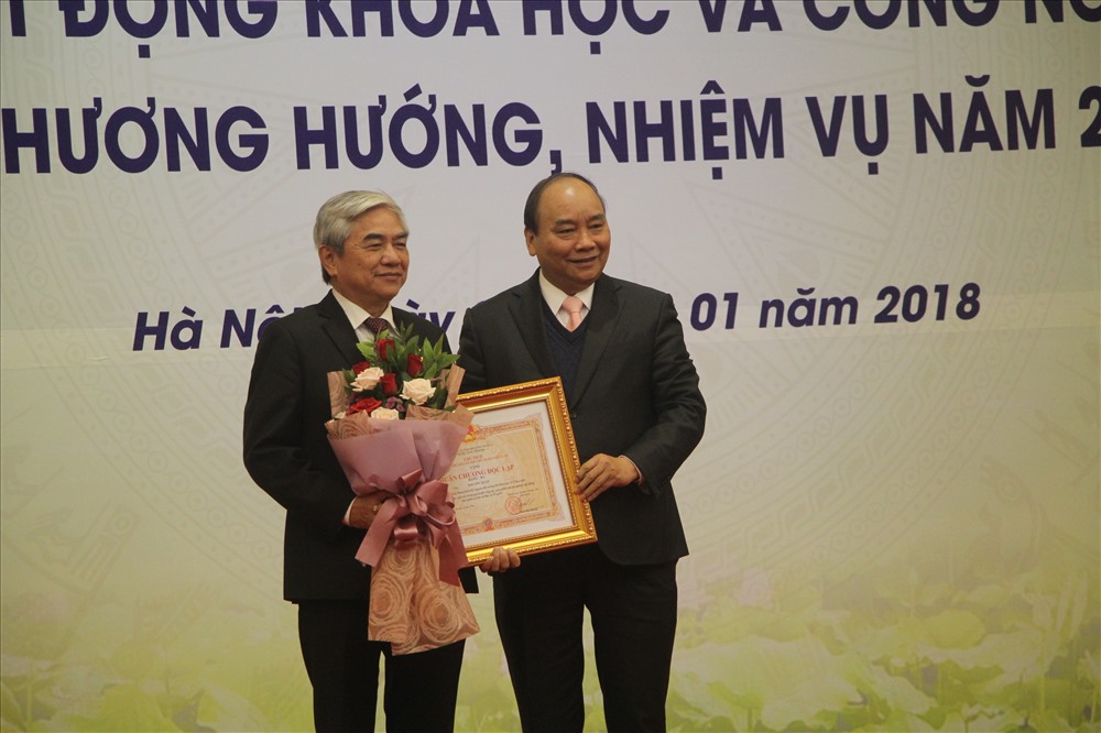 Thủ tướng Nguyễn Xuân Phúc trao tặng Huân chương Độc lập Hạng Ba cho nguyên Bộ trưởng Bộ KHCN Nguyễn Quân. Ảnh:PV