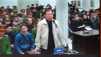 Ông Phùng Đình Thực khai trước tòa. Ảnh Cao Nguyên (chụp qua màn hình tiv).
