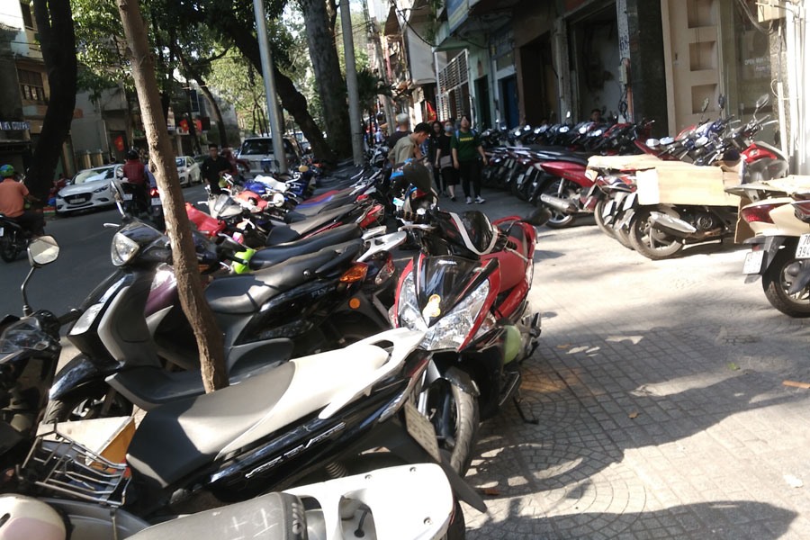 “Rừng” xe máy lại lấn chiếm trên đường Hồ Tùng Mậu (quận 1).Ảnh: MINH QUÂN
