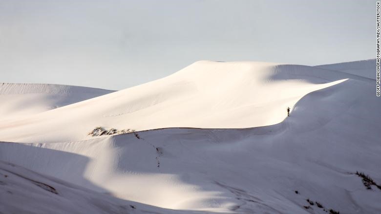 Đây là lần thứ 3 trong vòng 40 năm qua xảy ra hiện tượng tuyết rơi ở một trong những sa mạc nóng nhất trên trái đất. Một số nguồn tin cho hay, vài địa điểm trong khu vực này có tuyết rơi dày gần 40 cm, nhưng theo số liệu chính thức của Ain Sefra, tuyết rơi dày hơn 3cm. 