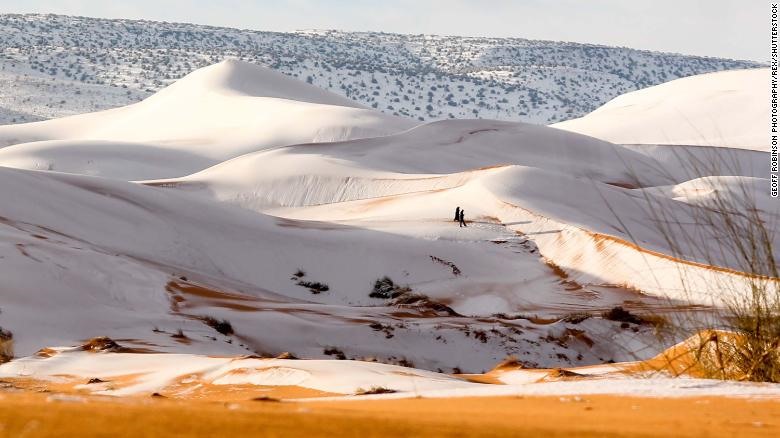 Theo CNN, việc nhiệt độ khắp các vùng sa mạc nóng nhất có thể giảm xuống dưới -10 độ C vào ban đêm khiến băng tuyết xuất hiện trong một khoảng thời gian là không phổ biến. Tuy nhiên, từ hiện trường, các nhiếp ảnh gia cho biết tuyết vẫn tiếp tục bao trùm khu vực này vào ban ngày. Ảnh: CNN