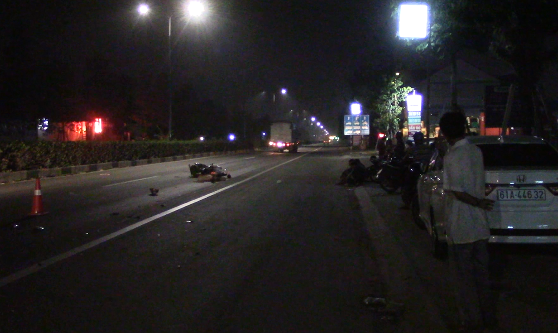 Xe máy va chạm với xe ô tô chạy cùng chiều khiến nam thanh niên tử vong trên đường đi du lịch.