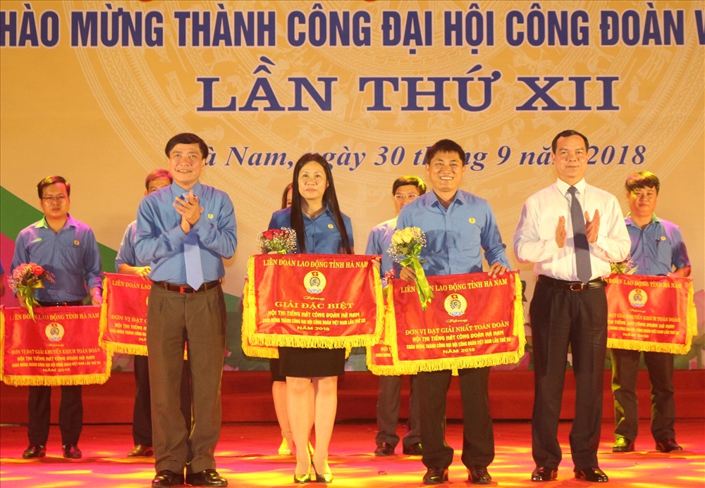 Chủ tịch Tổng LĐLĐ VN Bùi Văn Cường, Bí thư Tỉnh ủy Nguyễn Đình Khang trao giải đặc biệt, giải Nhất cho CĐ Viên chức tỉnh và CĐ ngành Giáo dục.                                                                