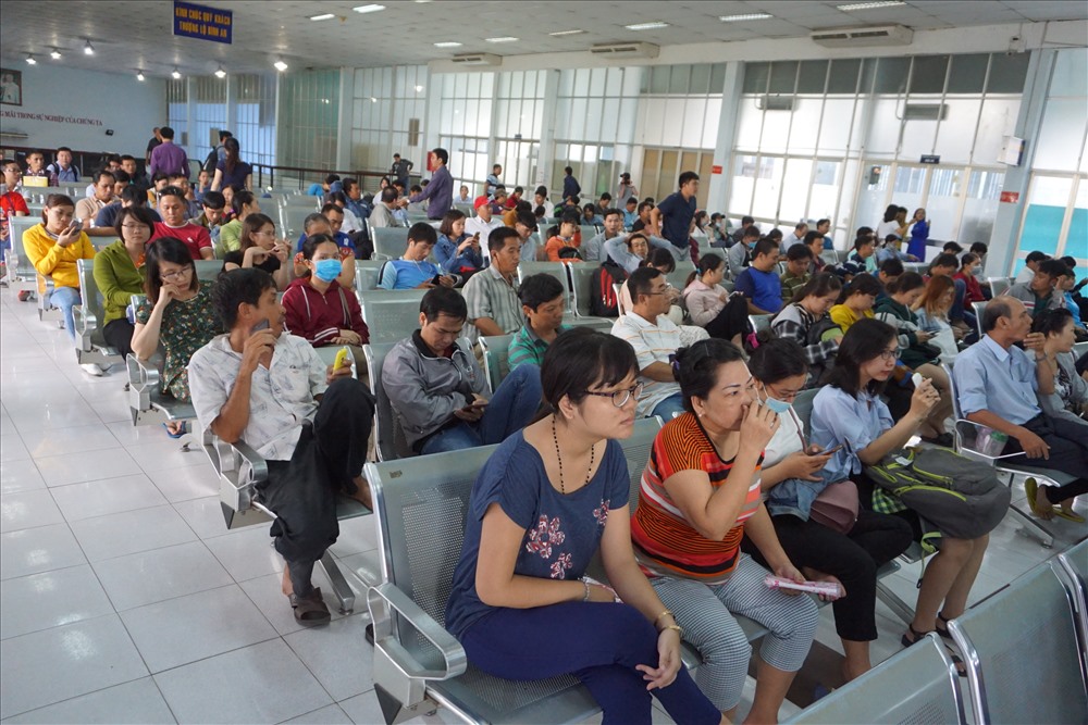 Hành khách chờ mua vé tàu Tết ở ga Sài Gòn.