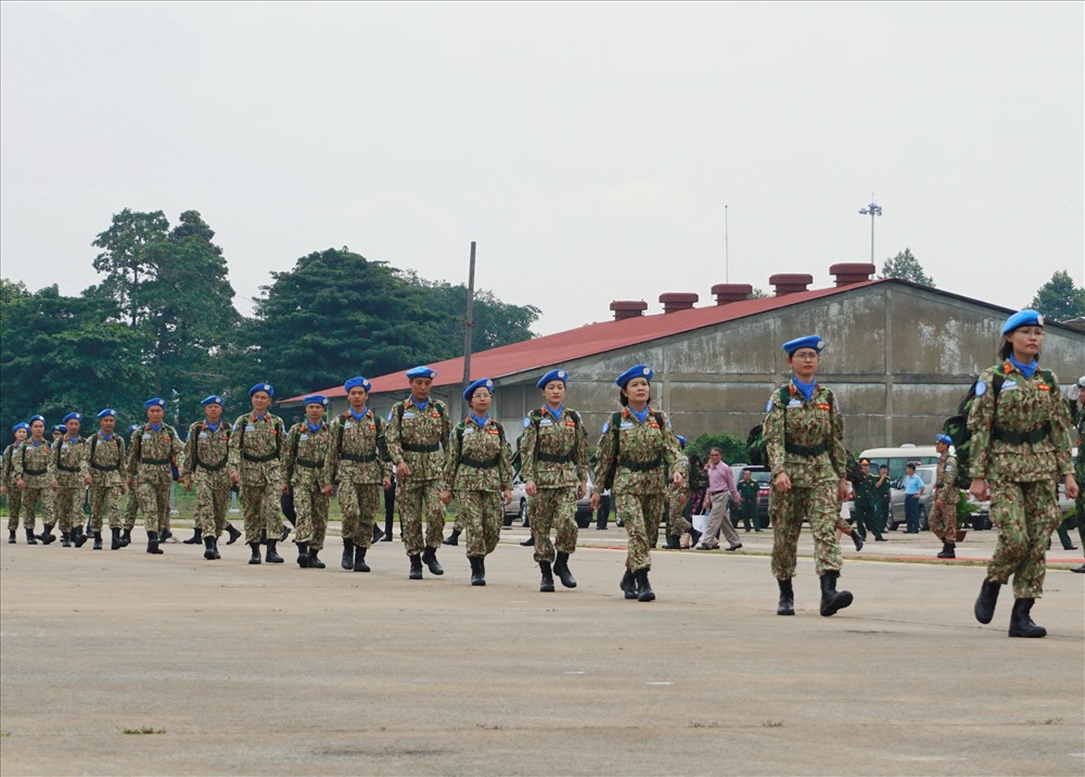 Những “bóng hồng” đội mũ nồi xanh trong ngày lễ xuất quân.