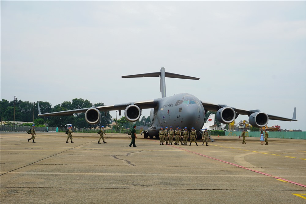 Sĩ quan Bệnh viện dã chiến Việt Nam hành quân ra máy bay vận tải quân sự C-17 để chuẩn bị lên đường làm nhiệm vụ. 