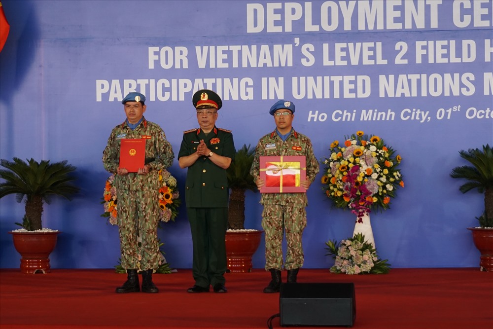 Thượng tướng Nguyễn Chí Vịnh - Thứ trưởng Bộ Quốc phòng trao quyết định của Chủ tịch nước cho đoàn Bệnh viện dã chiến cấp 2 số 1 lên đường thực hiện nhiệm vụ.
