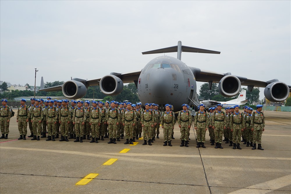 Máy bay vận tải Boeing C-17 Globemaster III của Không quân Australia tới sân bay Tân Sơn Nhất hỗ trợ chở lực lượng gìn giữ hòa bình Việt Nam tới Nam Sudan vào chiều qua.
