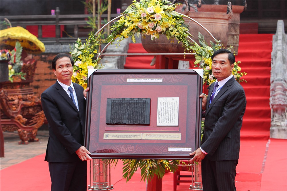 Sau phần lễ rước kiệu vua Lê Thái Tổ và Trung túc vương Lê Lai, lãnh đạo Bộ Nội vụ đã trao tặng phiên bản mộc bản về thân thế và sự nghiệp của vua Lê Thái Tổ cho tỉnh Thanh Hóa.