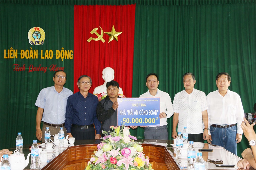 Phó Chủ tịch LĐLĐ tỉnh Bình Dương Nguyễn Đình Khánh trao “Mái ấm công đoàn” cho đoàn viên tỉnh Quảng Nam