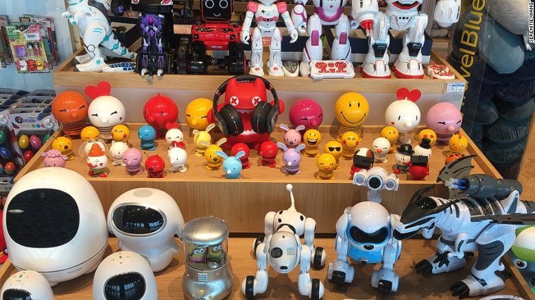 Những con robot giáo dục được bán trong một cửa hàng điện tử ở Trung Quốc. Có những sản phẩm chỉ ở mức giá 100 USD.
