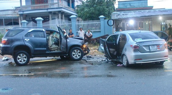 Hai xe ô tô đâm vào nhau khiến 7 người thương vong (Ảnh: Vietnamnet)