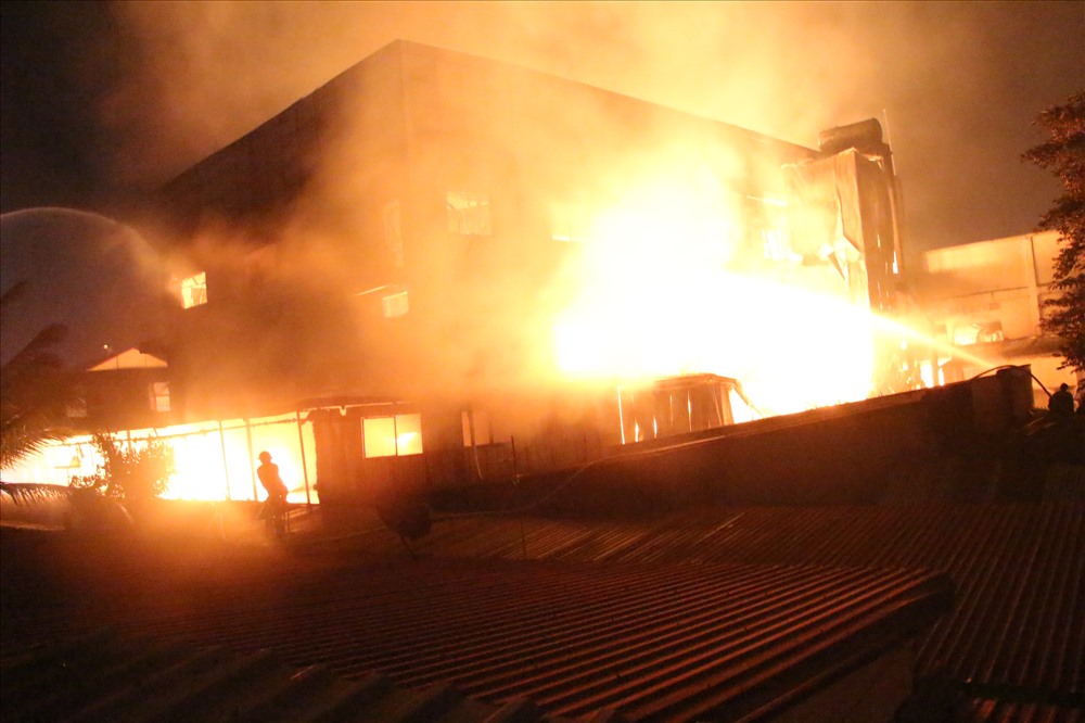 Lửa cháy lan sang nhà 3 tầng chứa kho thành phẩm, hiện nhà này đã bị đổ sụp.