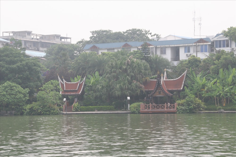Nhìn lúc ban ngày, “hai sông bốn hồ” cũng bình thường nhưng đêm đến lại lung linh huyền ảo với đủ sắc màu ánh sáng níu chân hàng triệu du khách đến đây mỗi năm. Vậy mới biết người Quế Lâm làm du lịch giỏi như thế nào. Ảnh: H.V.M