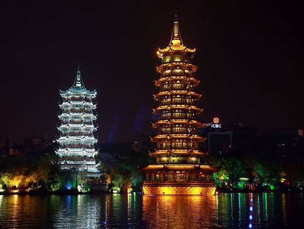 Du khách bắt đầu lên thuyền ở hồ Quế, nơi có hai tháp Nhật -Nguyệt được đúc hoàn toàn bằng đồng. Hai tháp này kết hợp với nhau thành chữ Minh, nghĩa là tỏa sáng. Ảnh: H.V.M