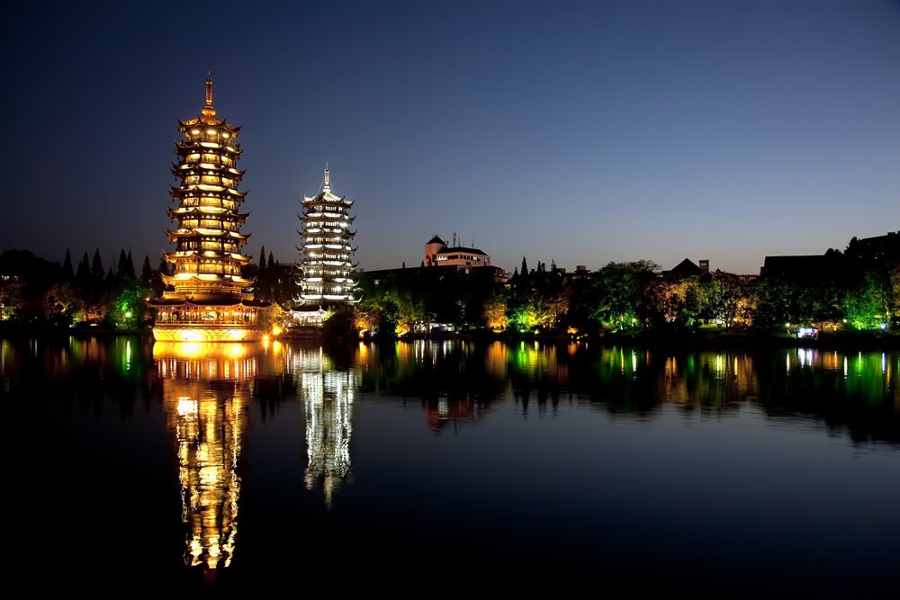 Hai tháp Nhật - Nguyệt nhìn vào ban ngày. Ảnh: H.V.M