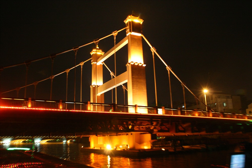 Cầu Huyết Kiều ban đêm và ngày. Ảnh: H.V.M