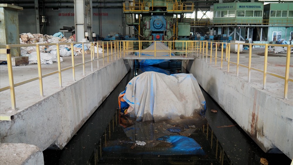 Nước biển ngấm làm hỏng các hầm chứa hệ thống thủy lực chìm (lắp đặt dưới hầm sâu 8,5 m) -điều khiển trục quay máy cán chính do lâu ngày không duy trì bảo dưỡng. Ảnh: T.N.D