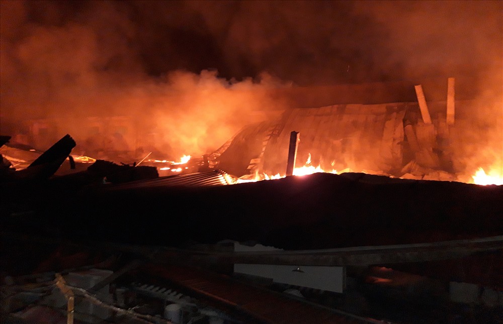 Ngọn lửa đã thiêu rụi  nhà xưởng rộng hàng ngàn mét vuông.