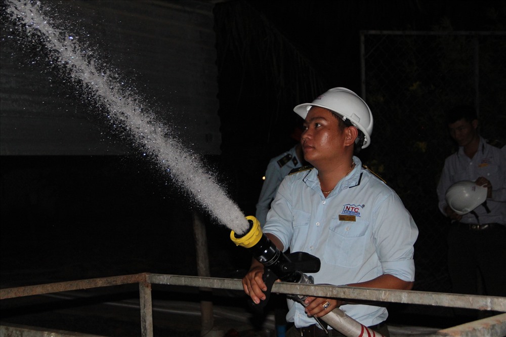 Lực lượng chữa cháy của KCN Nam Tân Uyên cũng được huy động.