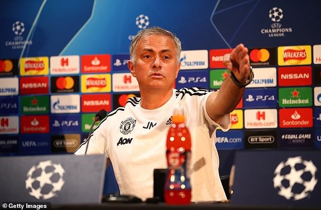 HLV Mourinho từ chối xác nhận việc ông đã nói chuyện với Ed Woodward hay chưa. Ảnh: Getty Images.