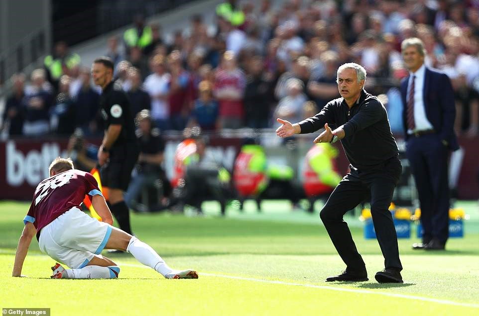 HLV Mourinho (phải) bày tỏ sự bức xúc với một quyết định của trọng tài trong trận thua West Ham. Ảnh: Getty Images.