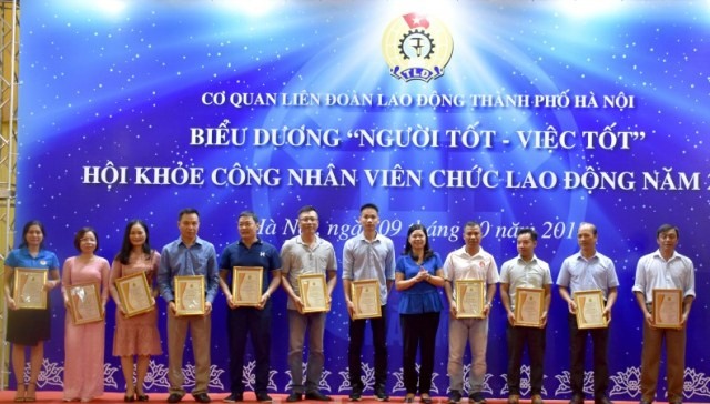 Phó Chủ tịch Thường trực LĐLĐ TP. Hà Nội Đặng Thị Phương Hoa trao thưởng cho các “Người tốt - Việc tốt”. Ảnh: LĐTĐ