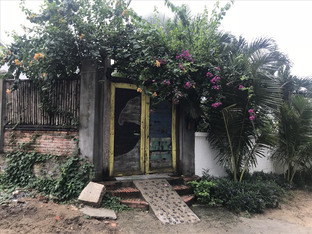 Cổng nhà ở An Bàng không nhà nào giống nhà nào. Ảnh: H.V.M