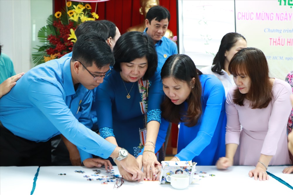 Làm việc nhóm và cùng nhau chơi trò chơi làm tăng sự gắn kết các thành viên trong tổ chức CĐ Dệt may Việt Nam. Ảnh: MP