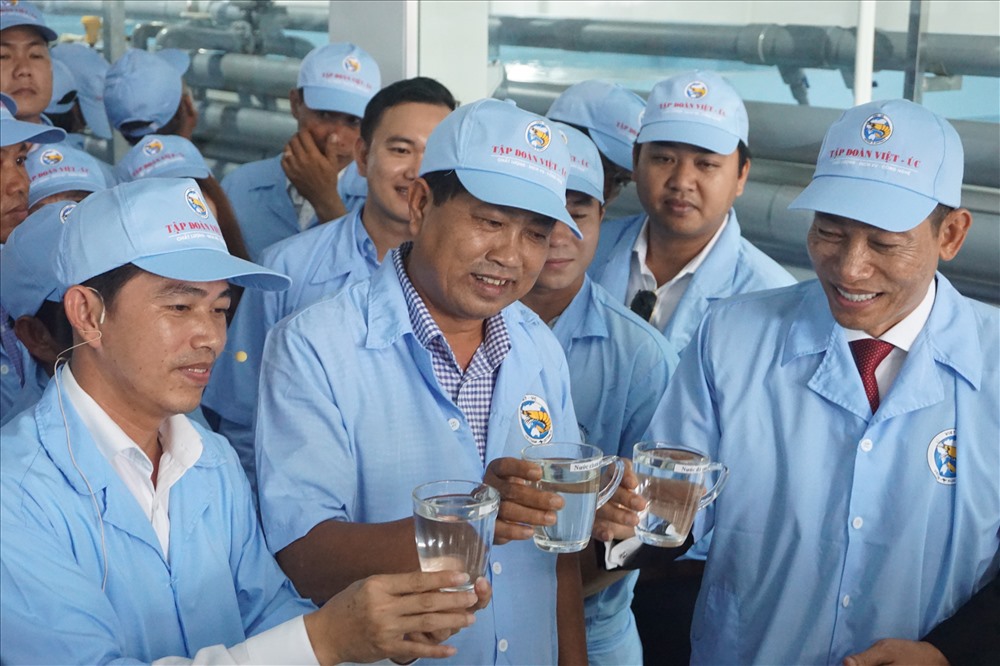 Lãnh đạo Bạc Liêu cùng lãnh đạo Tâp đoàn xem sản phẩm nước sau khi lọc (ảnh Nhật Hồ)
