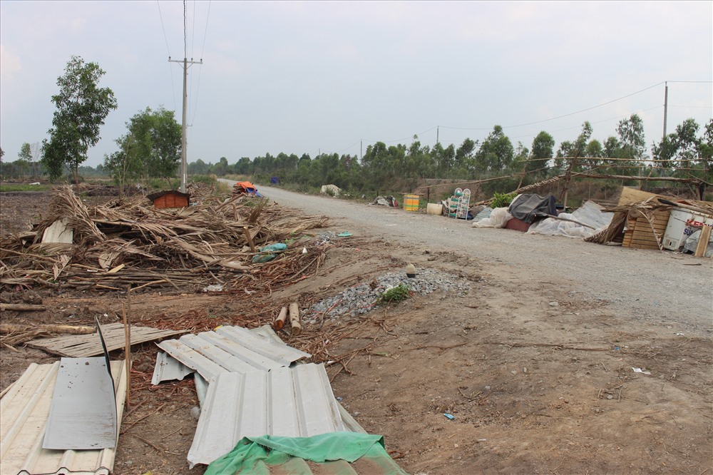 Khoảng 200 căn nhà cất tạm cặp kênh Bà Kiểng đã bị cưỡng chế tháo dỡ.