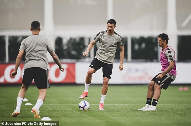 Ronaldo (giữa) vẫn ở lại Juventus tập luyện thay vì lên tuyển Bồ Đào Nha. Ảnh: Getty Images.
