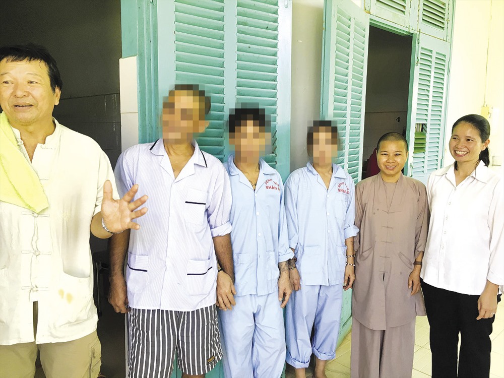 Điều dưỡng viên Thu Thủy (bìa phải) cùng đoàn từ thiện chụp ảnh chung với các bệnh nhân AIDS giai đoạn cuối. Ảnh: MAI THẮNG