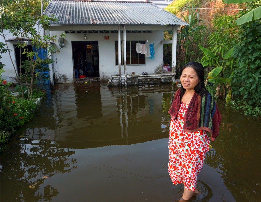Nhà của một người dân phía Nam  QL1a bị ngập sâu trong nước (ảnh Nhật Hồ)