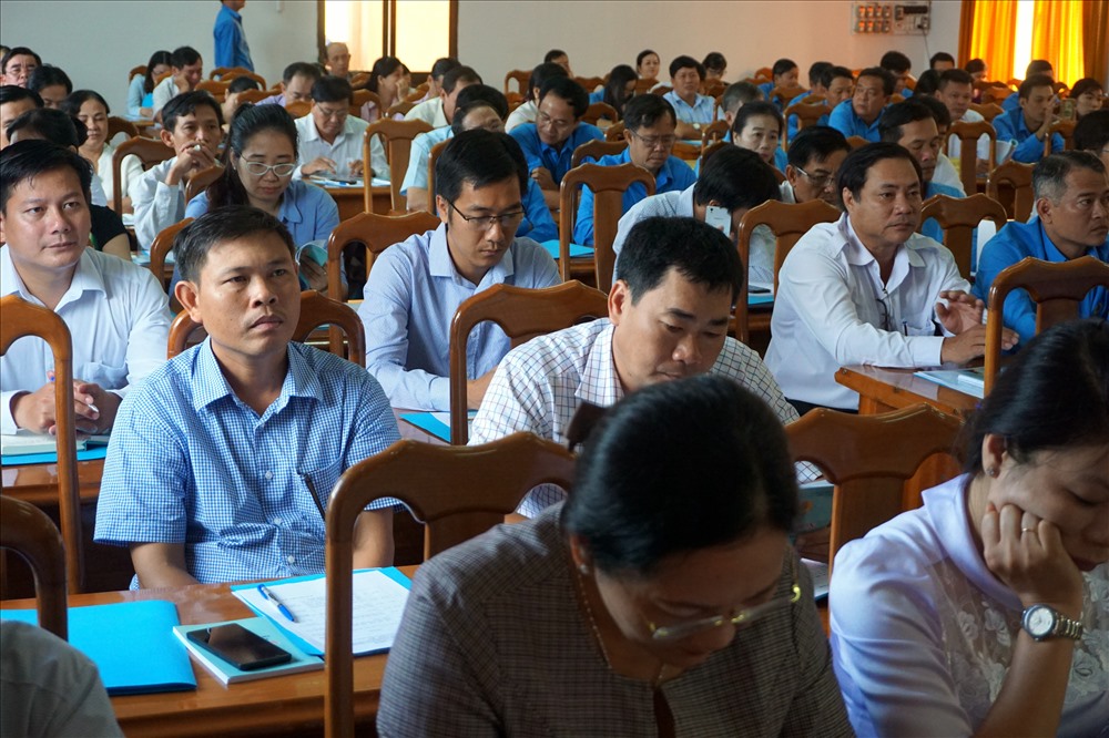 Các đại biểu lắng nghe LĐLĐ tỉnh Cà Mau báo cáo nhanh kết quả Đại hội XII Công đoàn Việt Nam (ảnh Nhật Hồ)