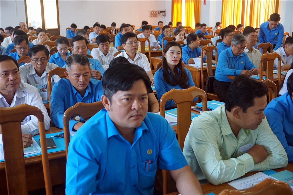 Các đại biểu lắng nghe LĐLĐ tỉnh Cà Mau báo cáo nhanh kết quả Đại hội XII Công đoàn Việt Nam (ảnh Nhật Hồ)