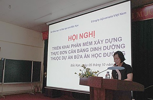 Bà Đào Thị Mai Sen - Phó giám đốc Sở Giáo dục - Đào tạo tỉnh Bắc Kạn phát biểu tại Hội nghị.