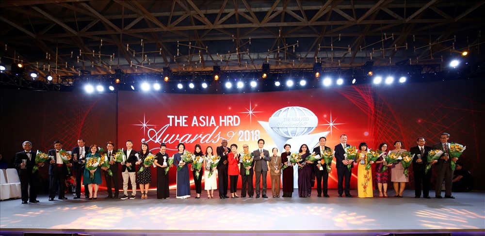 Các cá nhân và đại diện các tổ chức đến từ các nước tại Lễ Vinh Danh Giải thưởng phát triển nguồn nhân lực Châu Á
