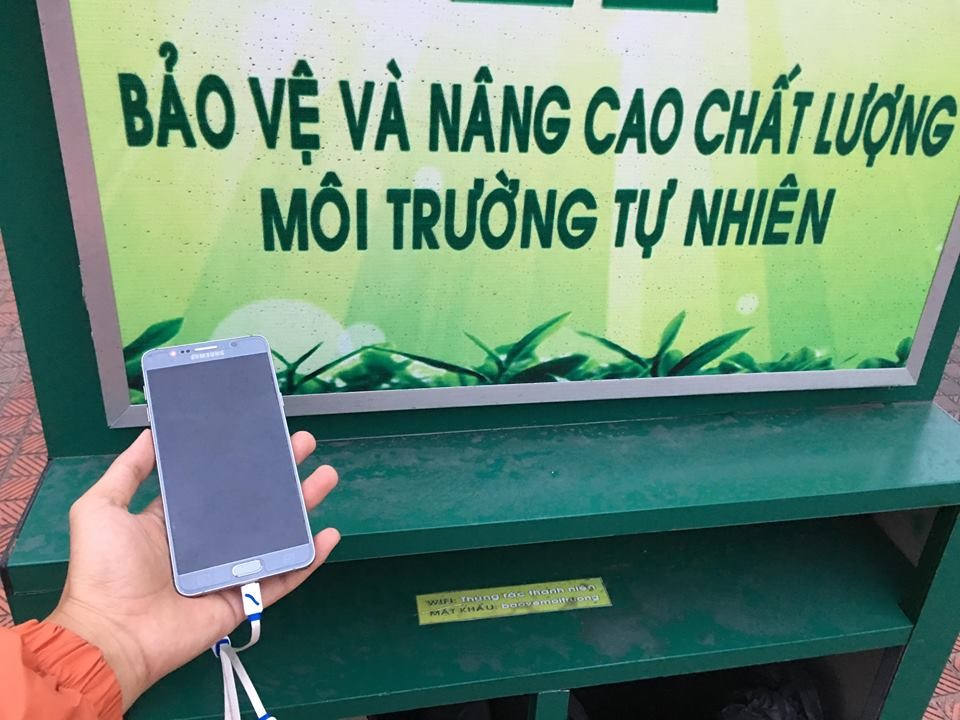 Có rất nhiều tiện ích đi kèm người dân có thể sử dụng như sạc điện thoại, phát wifi, bật loa. (Ảnh: Phạm Tâm)