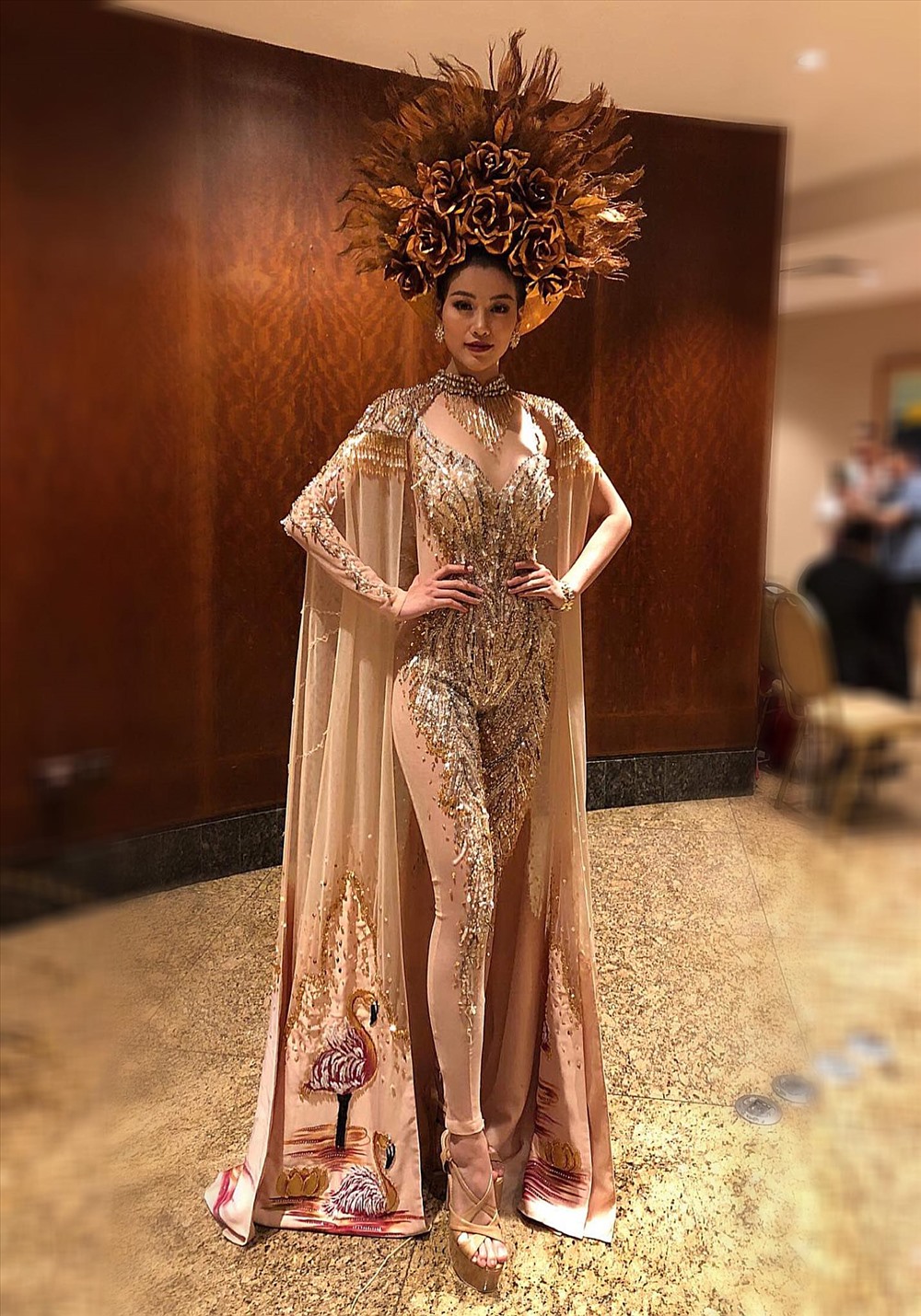 Khi diện trang phục “Nữ thần mặt trời” tại cuộc thi, cùng với thần thái rạng ngời, Nguyễn Phương Khánh đã thực sự chinh phục giám khảo.