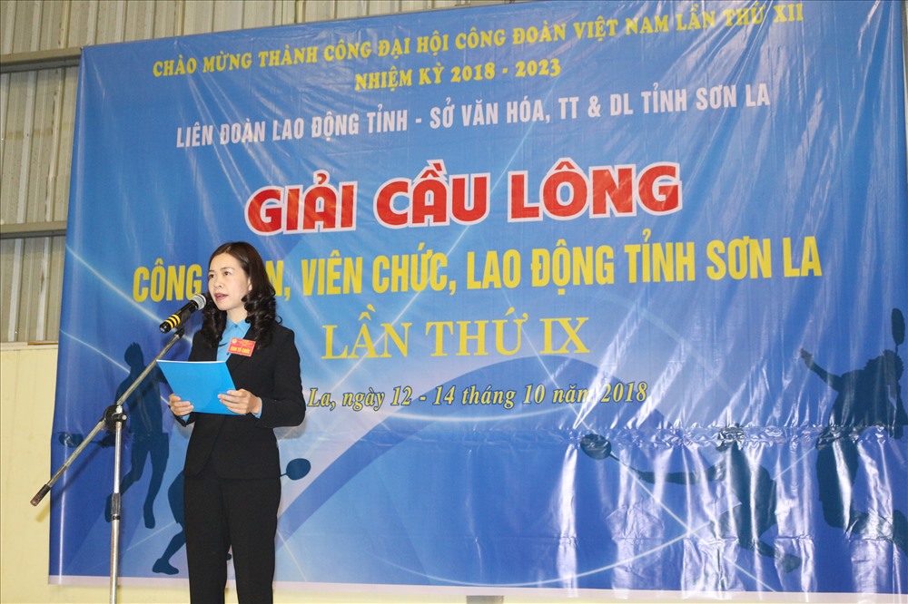 Chủ tịch LĐLĐ tỉnh Sơn La Hoàng Ngân Hoàn phát biểu khai mạc giải cầu lông CNVCLĐ tỉnh Sơn La.