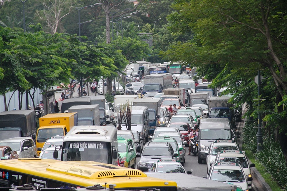 Việc mở rộng đường, xây thêm cầu vượt các khu vực sân bay TSN không đủ đáp ứng nhu cầu giao thông hiện hữu của TPHCM.