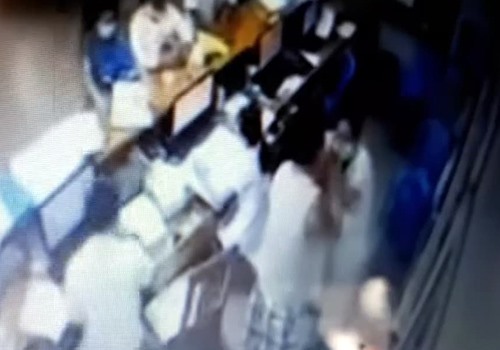 Camera Bệnh viện Đà Nẵng ghi lại cảnh người nhà bệnh nhân đánh vào mặt nữ điều dưỡng. Ảnh: Vnexpress