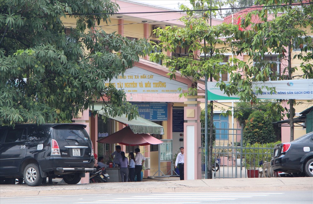 Cơ quan CSĐT tỉnh Bình Dương thực hiện lệnh bắt giữ ông Lê Hoài Linh (37 tuổi) là giám đốc chi nhánh Văn phòng đăng ký đất đai thị xã Bến Cát trụ sở tại Phòng Tài nguyên Môi trường thị xã Bến Cát.