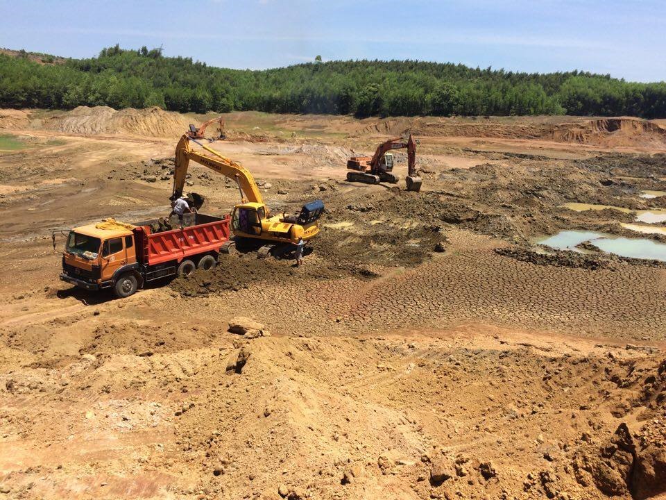 Nhà thầu Giang Tô, TQ đã lấy đấy bùn từ 1 lòng hồ thủy lợi ở Quảng Ngãi để đắp cho đường cao tốc (năm 2016). Ảnh: Thanh Hải