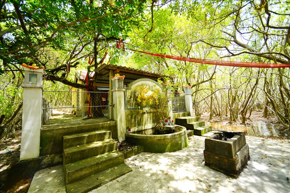 Miếu cổ thờ Đức Thánh Mẫu nằm giữa rừng chá hoang vu. Ảnh: Thuận Quảng